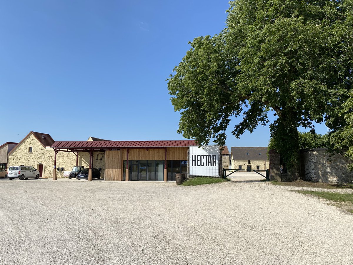 schelcher's tweet photo. Visite aujourd’hui d’Hectar dans les Yvelines. Bien plus qu’un campus de formation agricole, c’est une ferme pilote sur 600 ha et un écosystème qui part de l’humain pour attirer de nouveaux profils vers l’agriculture. Une démarche innovante. Bravo @A_Bourolleau ! cc @KM0_info https://t.co/BNlytWgOoK
