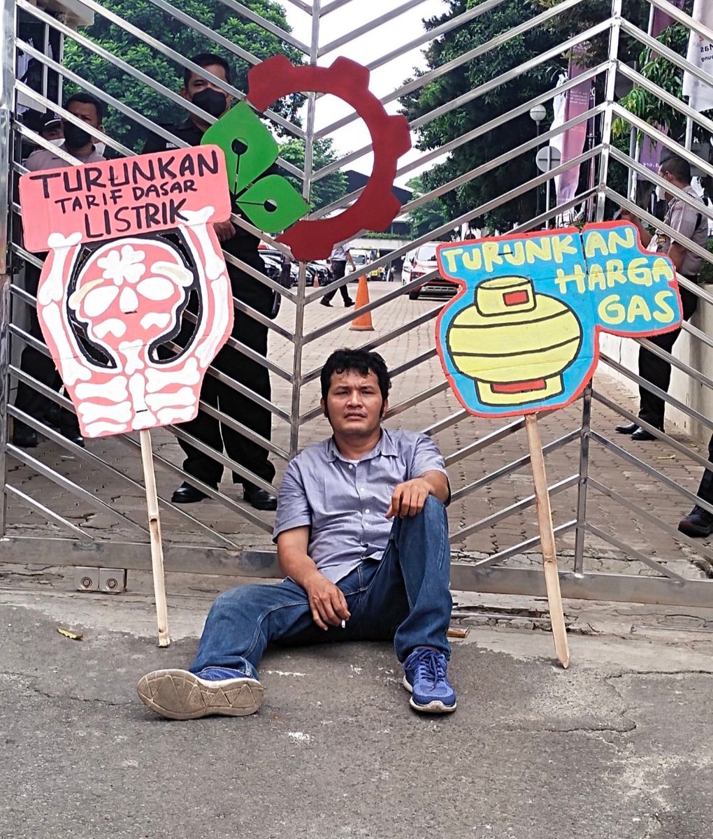 MinmonPS7's tweet image. Era ORDE BARU, telat bayar listrik 3 bulan baru dikasi peringatan, 5 bulan diputus. Era SBY, 1 bulan peringatan, 3 bulan baru diputus. Now, isi token Rp50.000, dipakai 5 hari..,tittttt...titttt..tiiit. Rakyat=Market. Repormasi? Pffft 🤭 

Pic, bukan pemanis.