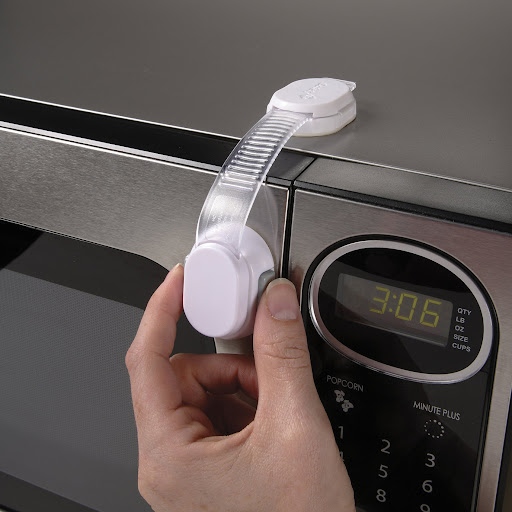 ChildSafetyStor's tweet photo. 👶Now that your curious crawler is beginning to explore, help keep them out of refrigerators, cabinets, dishwashers, and more with Custom Fit All Purpose Straps from Safety 1st!
💕Check it out here: https://t.co/z1j6pAxwLw
#babyproofing #childsafetystore #childsafety https://t.co/LxinsFRbVd