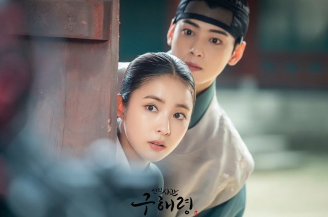 GoetheGlobal's tweet photo. Goethe in current global popular culture: 
Werther is discussed in the 1st episode of Korean drama Rookie Historian, now on #netflix.
 
Review here: https://t.co/iWHZ1PDzBh

#kdrama #Goethe #RookieHistorianGooHaeRyung  #CHAEUNWOO  #Shinsekyung #koreandrama https://t.co/fDnjmQYtBF