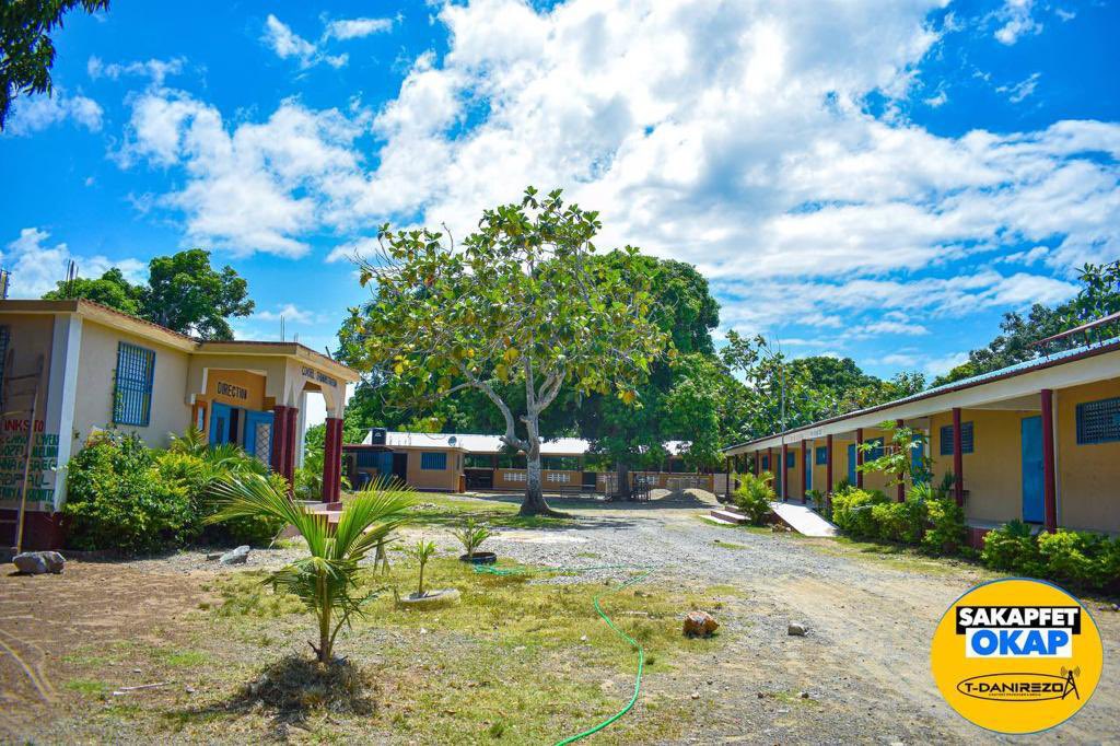 kleretimoun's tweet photo. Cima Community School of Hope is the very first school where we have implemented the #kleretimoun program so far. Special thanks to @sonjeayiti @elpofficial and all the volunteers who understood the need to brighten the future of the children of Cima. We will always be grateful. https://t.co/UCe6XZvvpK