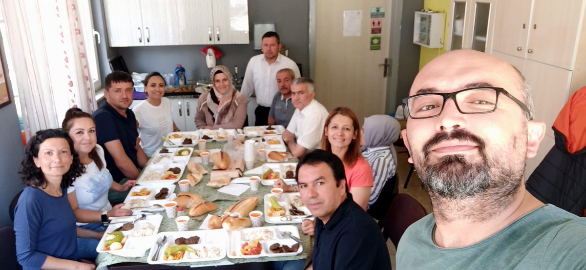 5 yıldır ailem olan <a href="/kalekemalaraci/">Mehmet ve Kemal Aracı İO</a> mesai arkadaşlarıma bu güzel veda yemeği ve hediyeleri için teşekkür ederim. Bayrağımızın dalgalandığı her yerde severek çalışsam da, yeri dolmayacak bu okuldan ağlamaktan içim çıkarak ayrıldım. Her anım için minnettarım.