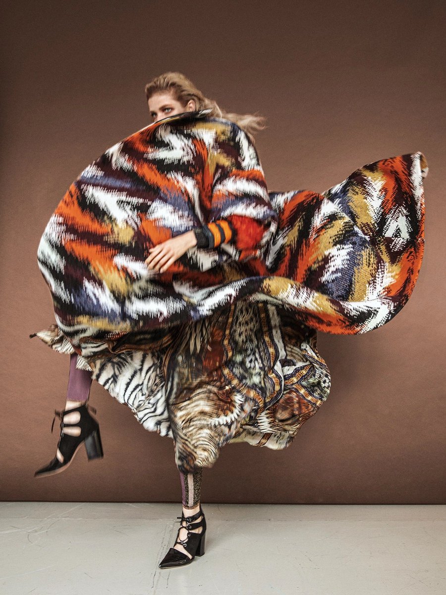 worlds_moda's tweet photo. #editorialsWM (3/3)
#VOGUEITALIA SITE,
October 2019.
By #LinaTesch
#AlisaAhmann https://t.co/Ti3gqo5iH0