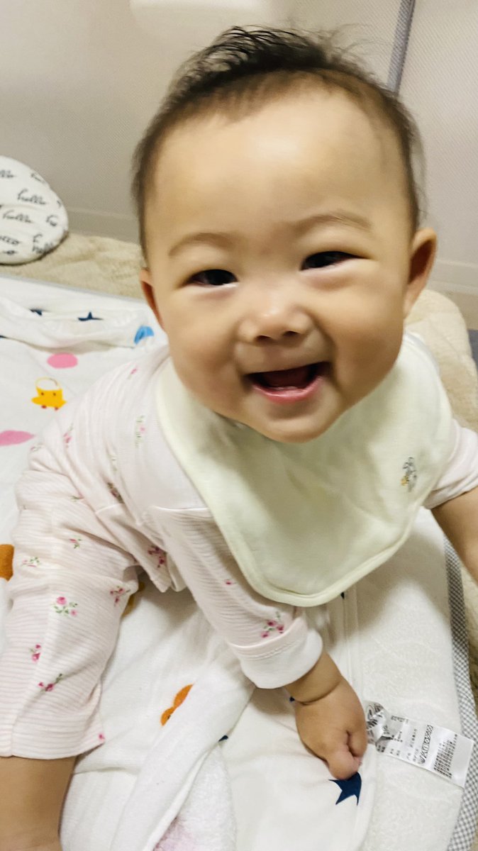 Choko_ku's tweet photo. 9ヶ月ベビーになった。ますます大きくなってきた！重い〜〜〜！！めっちゃ動き回る〜〜〜！！じっとしてられへんヤンチャベビー👶🏻早く髪の毛結んだりしたい（笑）あともうちょいかな（笑） https://t.co/ilJZqYcyXD