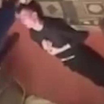 CrimesReais's tweet photo. Jovem é espancado pelos amigos após uma garota dizer que faria sexo oral neles se espancassem o colega. https://t.co/Y3kFRv12MY