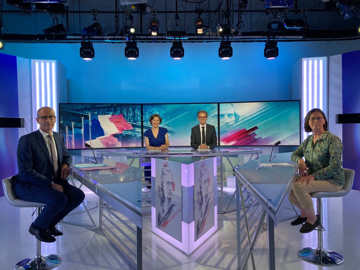 france3Bretagne's tweet photo. Suivez le 2e débat citoyen présenté par @DURANDrobin et @nathrossignol avec sur le plateau les candidats présents au 2nd tour à #Guingamp #Rennes #Brest #Lorient 
Mercredi 15/06 à 17h45 sur France 3 Bretagne #Bretagne #legislatives2022 
https://t.co/J9v5x8u7YU https://t.co/MqpY7vQjHY