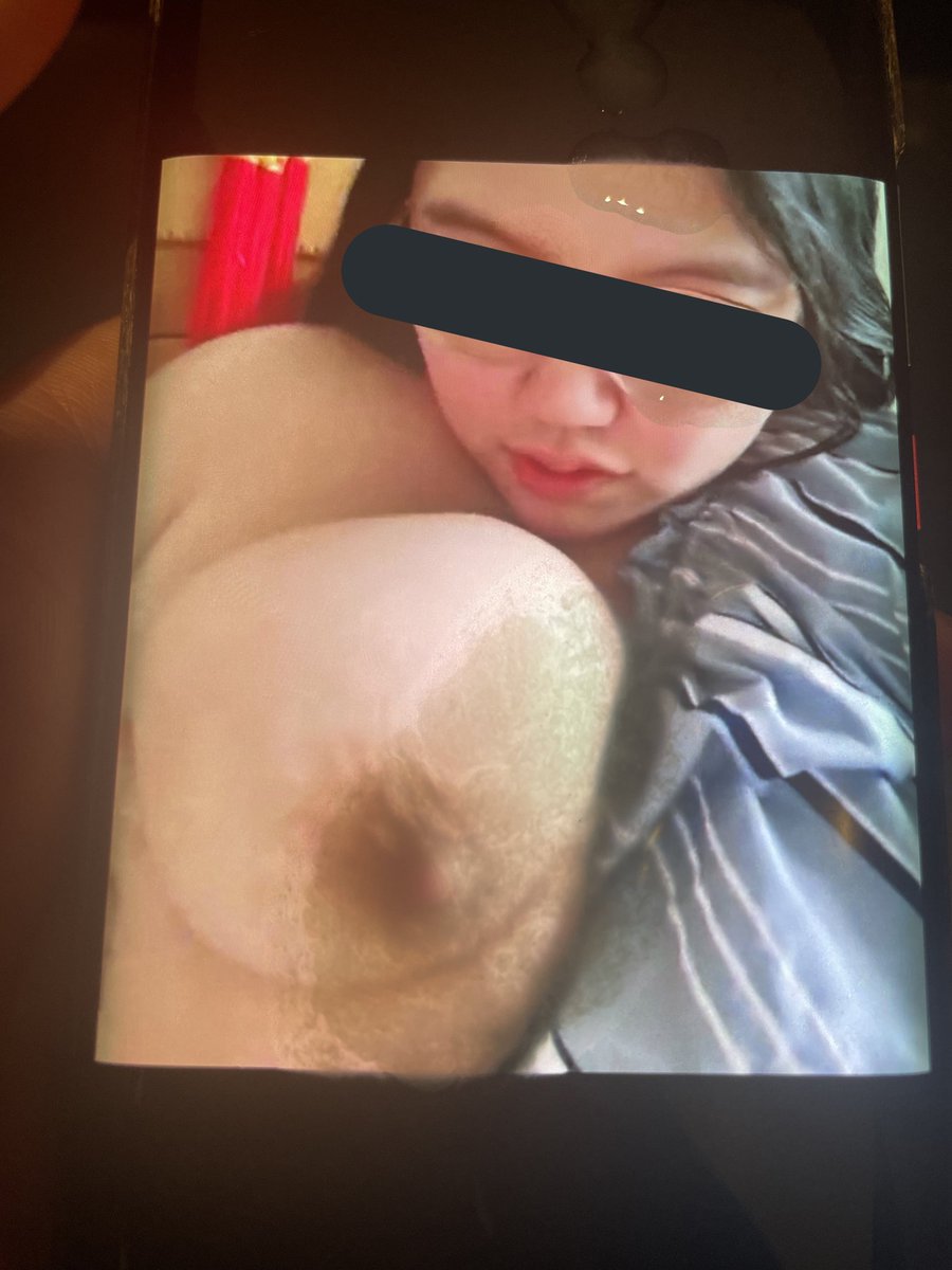 MrrrSsss's tweet photo. 22的大三小骚货，D奶身材实在太好，已经记不清自己被多少男人操过了。要被射屏的骚母狗私信，不射生活照。 #cumtribute #射屏 https://t.co/qVIGvK3Ykk