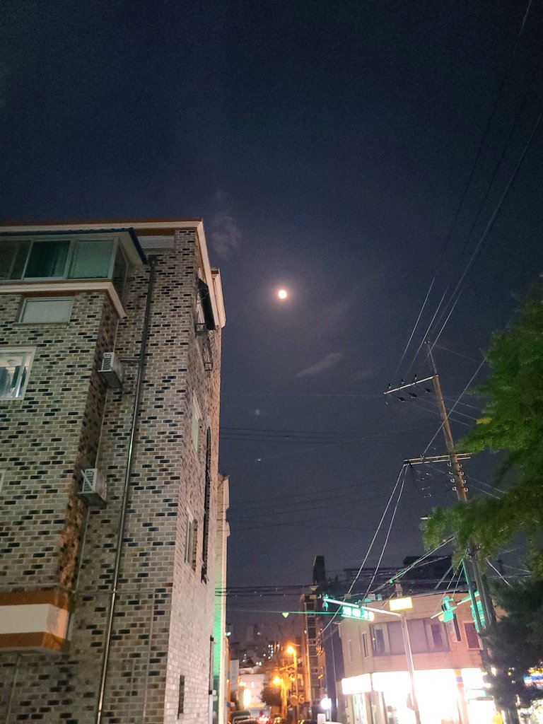 math_cafe_luv's tweet photo. 今日もお疲れ様でした！
コーヒーはいつも正しいです！
夏の夜はアイスアメリカーノ！ www

#韓国 #日常垢
#カフェ #コーヒー https://t.co/UCeTAEwv2Q