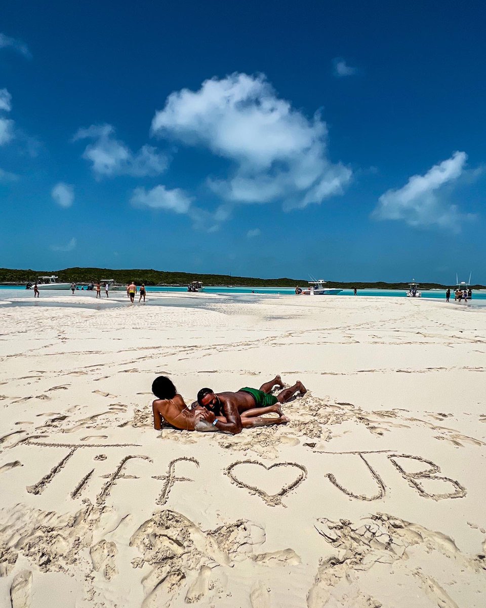 PapiCapo_'s tweet image. flew her to another island from the island 🏝