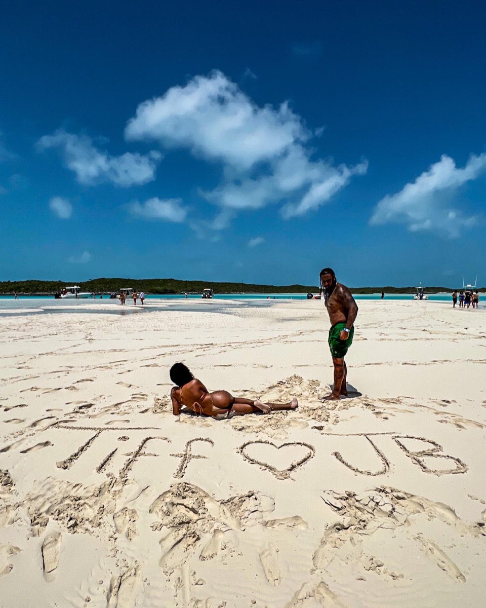 PapiCapo_'s tweet image. flew her to another island from the island 🏝