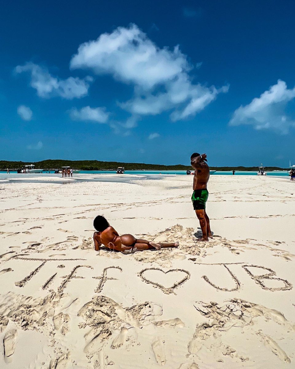 PapiCapo_'s tweet image. flew her to another island from the island 🏝