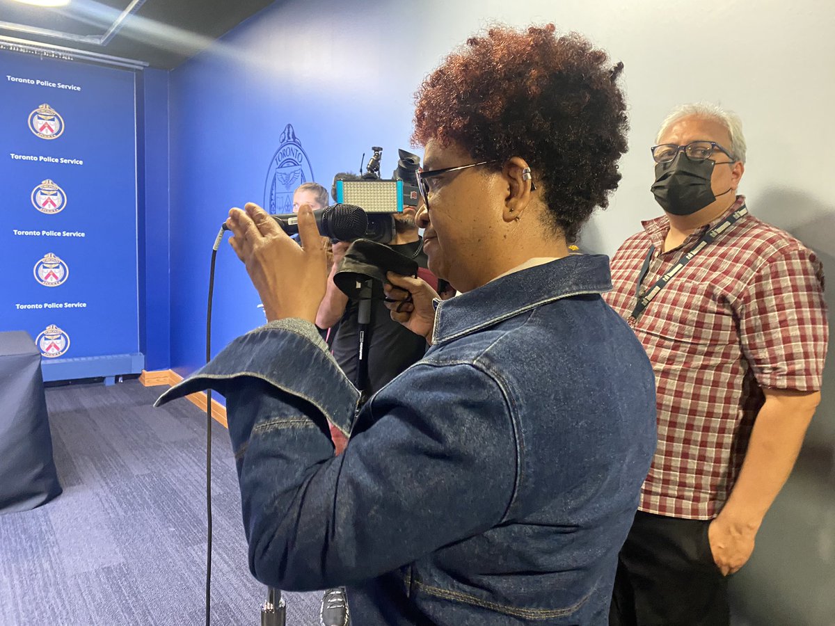 Une activiste de Noprideinpolicing prend le micro à la conférence de presse. Elle qualifie la conférence de presse d’insulte et de campagne de publicité