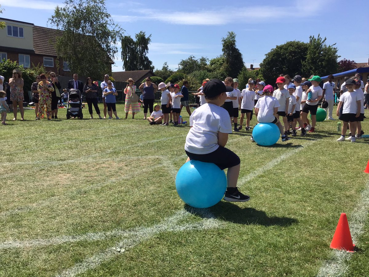 Burnham_PE's tweet photo. A fabulous afternoon of #sport & #fun well done KS1 👍🏻😎🏃♂️🏃♀️🥇🥈🥉⚽️🏉🎾 #BCPSsportsday2022 #GoBurnham @ActiveEssex @EssexHealthy @GetSet4PE https://t.co/SGTlyaMLap