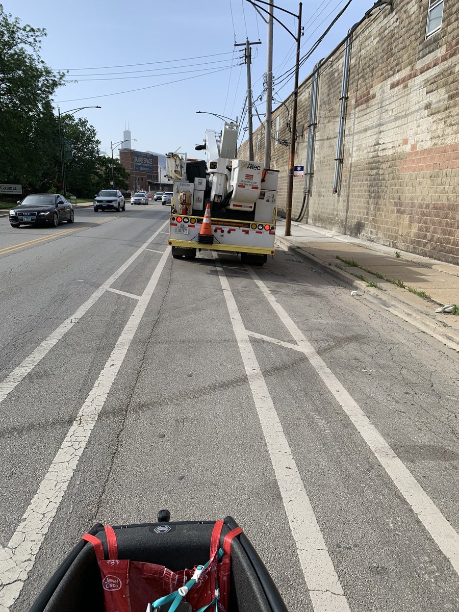 pdkersten's tweet image. Not one week after a fatal crash caused in part by a @ComEd truck illegally parked on Leland. Paint does not work @ChicagoDOT even when the parking lane is open. #bikechi #safestreetsforall #visionzero