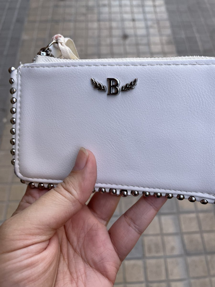 CarolDyh's tweet photo. Alguien ha perdido esta cartera en Barcelona? https://t.co/M1yCq1nXjr