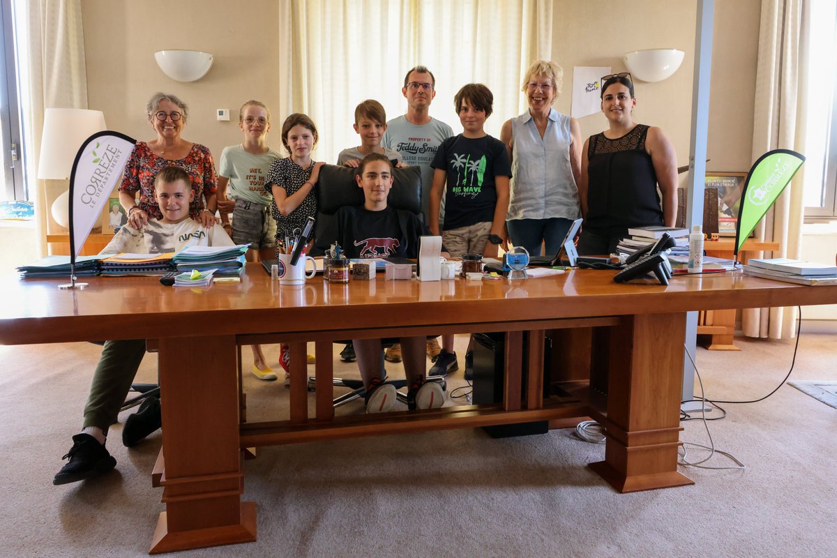 Departement19's tweet photo. #Correze Participation Citoyenne| Aujourd'hui, @Departement19 a accueilli le conseil municipal des enfants de #Beynat. Au programme:
🔹découverte historique de ce lieu emblématique
🔹échange sur la participation #citoyenne&le rôle des élus avec la conseillère dpt de leur canton https://t.co/NnYAZXXlkG