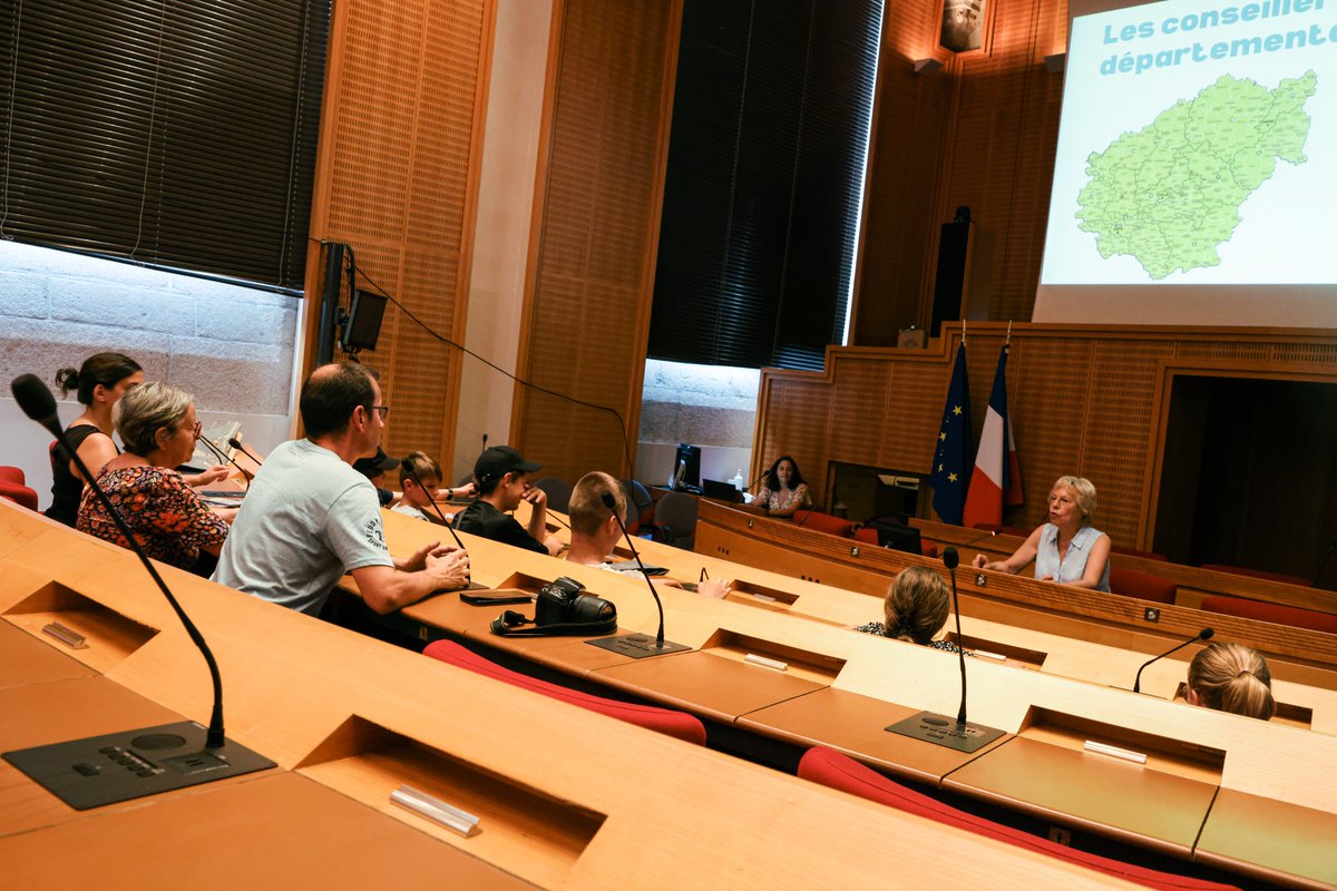 Departement19's tweet photo. #Correze Participation Citoyenne| Aujourd'hui, @Departement19 a accueilli le conseil municipal des enfants de #Beynat. Au programme:
🔹découverte historique de ce lieu emblématique
🔹échange sur la participation #citoyenne&le rôle des élus avec la conseillère dpt de leur canton https://t.co/NnYAZXXlkG