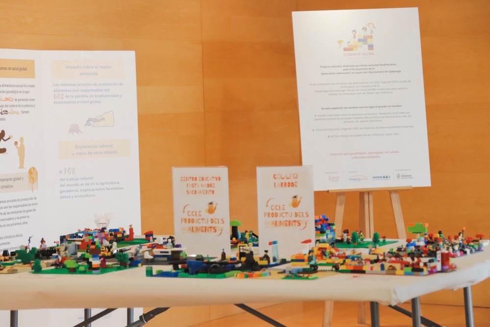 construyevalor's tweet photo. 🟠Dilluns vam estar a #Catarroja inaugurant l'exposició!

La podeu visitar en el @TACcatarroja fins divendres 📆 on encontrareu les construccions LEGO basades en l'impacte del consum en la salut global i l'Agenda 2030,💚🌍  @ajuntcatarroja 

#exposicióeducativa #exposicio https://t.co/dPAN9UdOrz