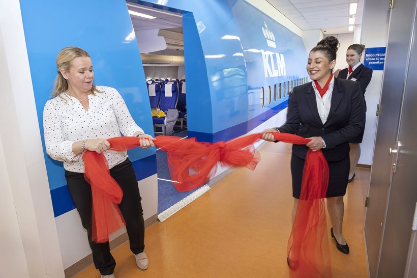 SCALA Lelystad opende de mock-up van een voormalig Boeing 747 van de KLM 🥳✈️ Studenten van o.a. de opleiding Steward/Stewardess kunnen in realistische praktijkruimtes hun toekomstige werkzaamheden oefenen 🙌 Lees meer:
bit.ly/3MO0Qva 
#ditismbo 📸: Fotostudio Wierd