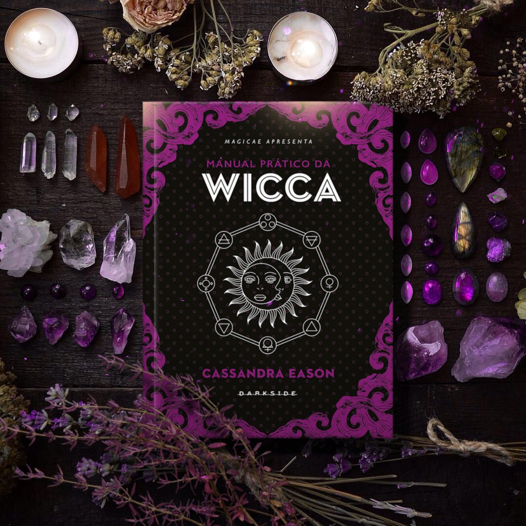 Abra as portas para um universo mágico com o Manual Prático da Wicca. Um guia indispensável tanto para quem já pratica a bruxaria, quanto para quem deseja dar os primeiros passos nessa jornada encantada. 🪄🔮 darkside.news/mpdw-tt