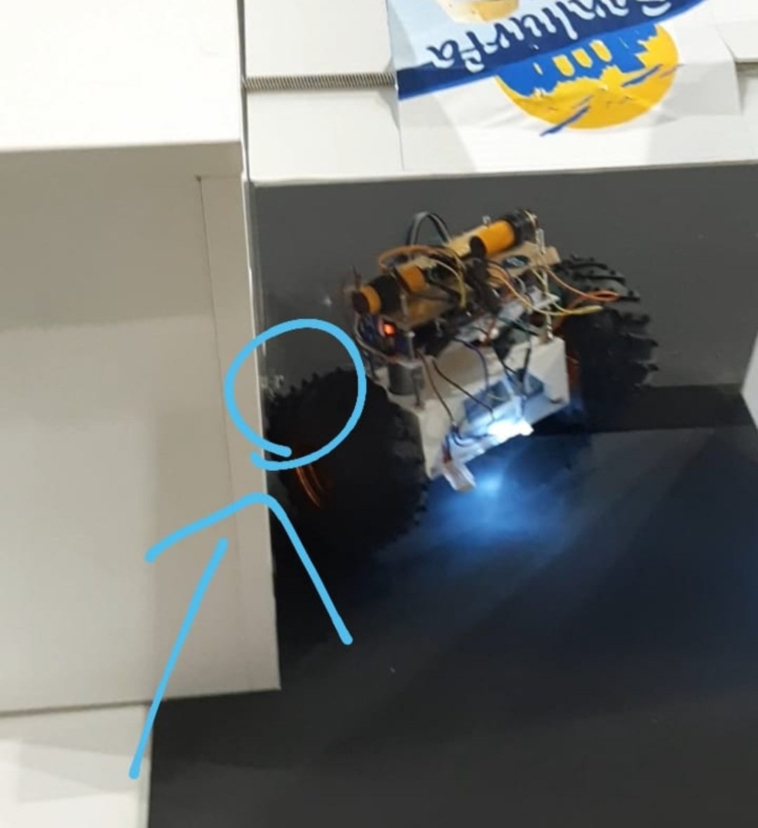 kahveciderin's tweet photo. In the #MEBrobotyarışması there was this piece sticking out from the side wall which was not present on the test pit. Due to this our robot, which was most likely going to take the first place got stuck. We demanded a reevaluation of our run with the given test pit with no avail. https://t.co/gsLjuK8X6t