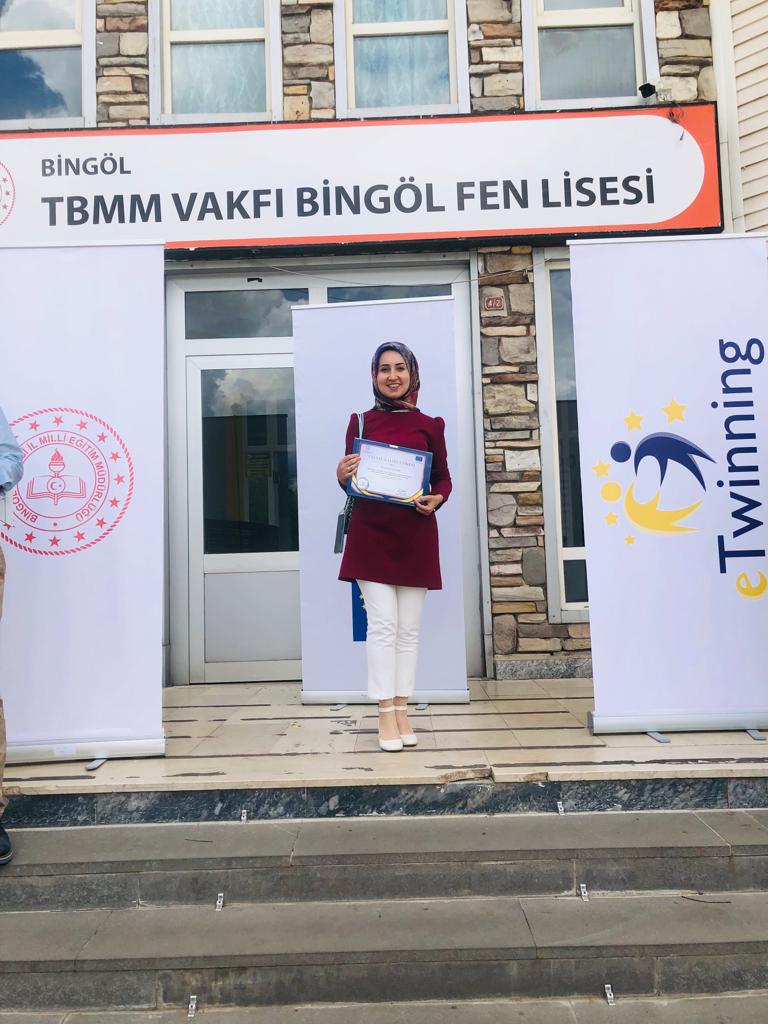 AgaceliI's tweet photo. 2021-2022 Eğitim öğretim yılında yürüttüğü 2 proje ile okulumuza  e Twining Ulusal Kalite Etiketi kazandıran Emine Geçim öğretmenimi tebrik ederim. 👏👏@halilyucel6060 @bingolmem @e_mine23 @Mekmevin1205 @FerdiSenguzel https://t.co/oSJvxKzQTH