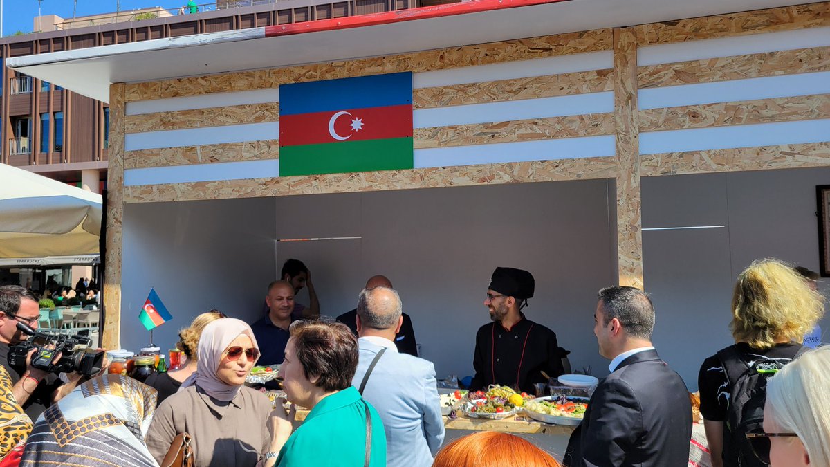 NermineMustafa2's tweet photo. Farklı kültür ve toplumlar bugün #Beyoğlu da bir araya geldi. “Uluslararası Beyoğlu Lezzet Festivali”nde geleneksel yemeklerini sunan ülkeler arasında #Azerbaycan lezzetleri büyük ilgi topladı. #BeyoğluFoodFestival @haydaraliyildiz https://t.co/YBBow9zzSW