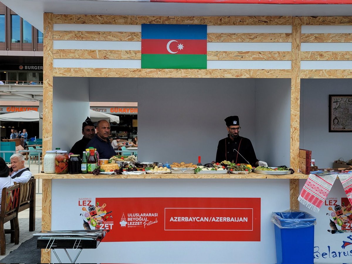 NermineMustafa2's tweet photo. Farklı kültür ve toplumlar bugün #Beyoğlu da bir araya geldi. “Uluslararası Beyoğlu Lezzet Festivali”nde geleneksel yemeklerini sunan ülkeler arasında #Azerbaycan lezzetleri büyük ilgi topladı. #BeyoğluFoodFestival @haydaraliyildiz https://t.co/YBBow9zzSW