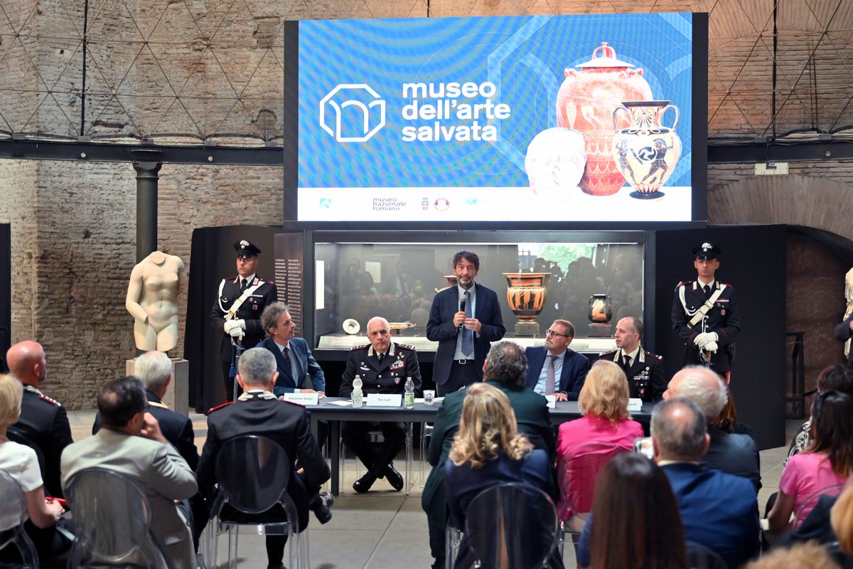_Carabinieri_'s tweet photo. Roma, alla presenza del Ministro della Cultura On. Dario Franceschini e del Comandante Generale dell’Arma Gen. C.A. Teo Luzi, inaugurato il Museo dell’Arte Salvata: una mostra permanente delle opere culturali recuperate dai #Carabinieri del #TPC 
#15giugno https://t.co/C3hceanzfR