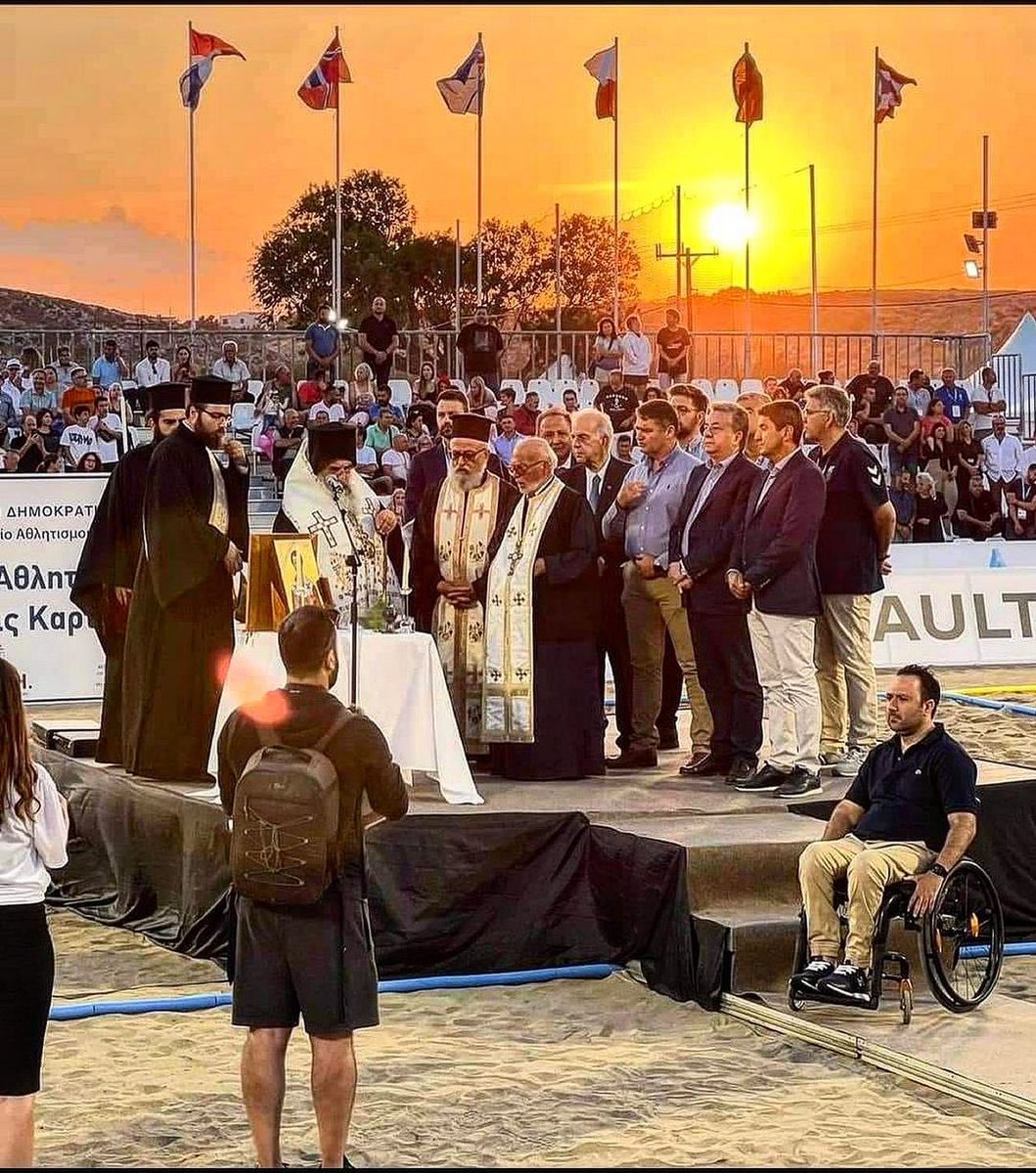 marketosk's tweet image. Αυτή δεν είναι απλώς μια φωτογραφία εγκαινίων, είναι η απεικόνιση της χώρας. Στην εξέδρα που στήθηκε για την τελετή εγκαινίων του Εθνικού Κέντρου Παράκτιων Αθλημάτων βρίσκουν χώρο μόνο παπάδες και χαρτογιακάδες. Ο αθλητής είναι από κάτω. Ο παραολυμπιονίκης δεν χωρούσε στην 1/2