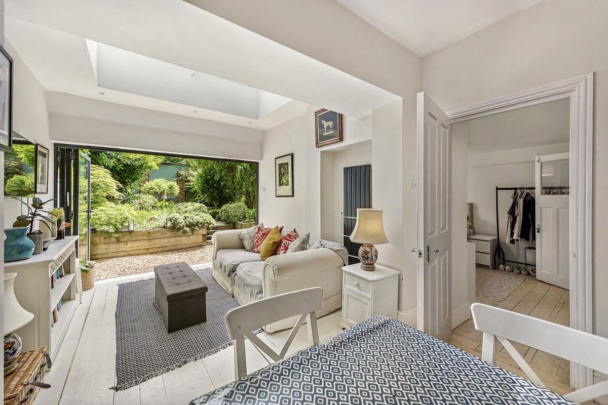 Opening onto an oasis of green, this light-filled flat is impressively spacious and full of charm. On a peaceful cul-de-sac, it's close to everything on offer in central #Brixton, but part of the quieter, village-like community around Brixton Hill.
 
keatingestates.com/sales/31545226…