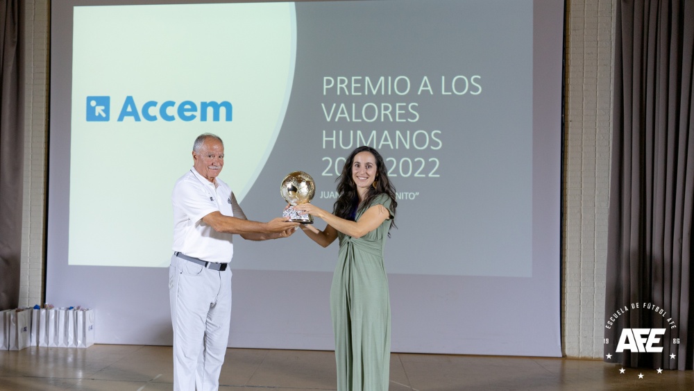 EscuelasAFE's tweet photo. 📝NOTICIA | La IX Gala de Clausura en Córdoba, que fue todo un éxito, se celebró en un emocionante y agradable ambiente.

➡La ONG Accem, ganadora del Trofeo a los Valores Humanos Juan Gómez 'Juanito' por su labor con las personas refugiadas

Leer más: https://t.co/Iano9WBd4r https://t.co/8unPa9gHds