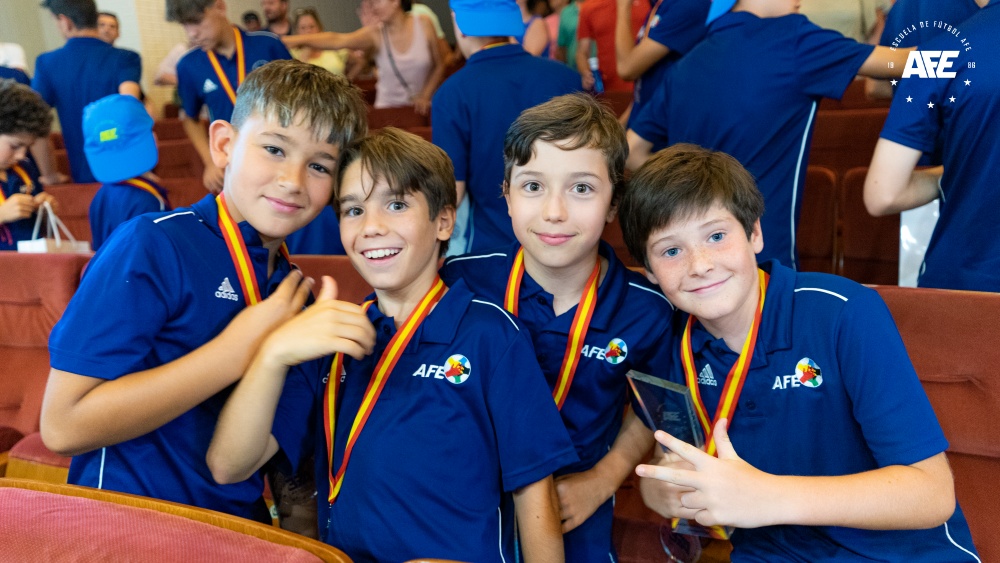 📝NOTICIA | La IX Gala de Clausura en Córdoba, que fue todo un éxito, se celebró en un emocionante y agradable ambiente.

➡La ONG Accem, ganadora del Trofeo a los Valores Humanos Juan Gómez 'Juanito' por su labor con las personas refugiadas

Leer más: escuelafutbolafe.es/Publico/VerNot…