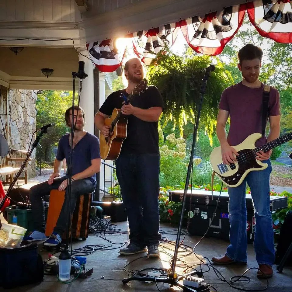 SeeRockCity's tweet photo. As #SummerMusicWeekends continue, you can enjoy the music of @Highbeamsmusic. A trio of brothers and best friends, Highbeams have lit up the stages across the Southeast with their high-energy performances and rich three-part harmonies. Catch them each Sunday, 11 a.m. - 7 p.m. https://t.co/Sqxc5zuPJa
