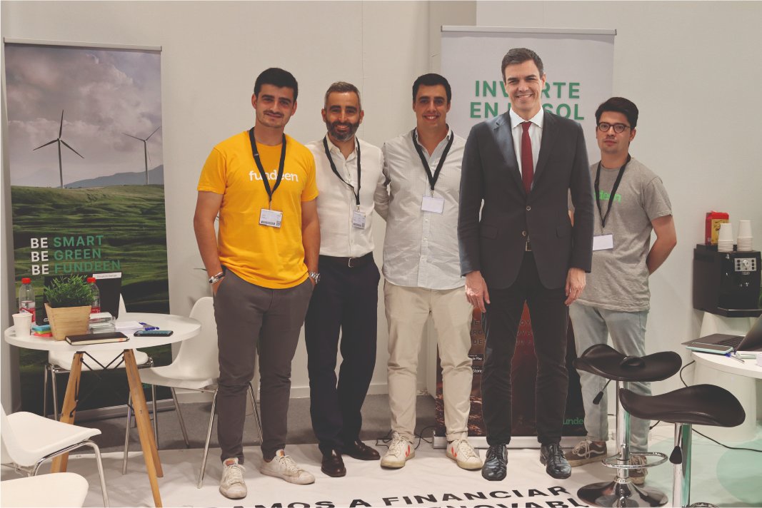 fundeenES's tweet image. Hoy ha venido @sanchezcastejon a #GENERA22 a mostrar su apoyo a la transición energética. Como no podía ser de otra forma, ha pasado por nuestro stand para tomar un café con nuestros compañeros.

Hemos aprovechado para comentarle que él también puede invertir desde 500€, claro😎