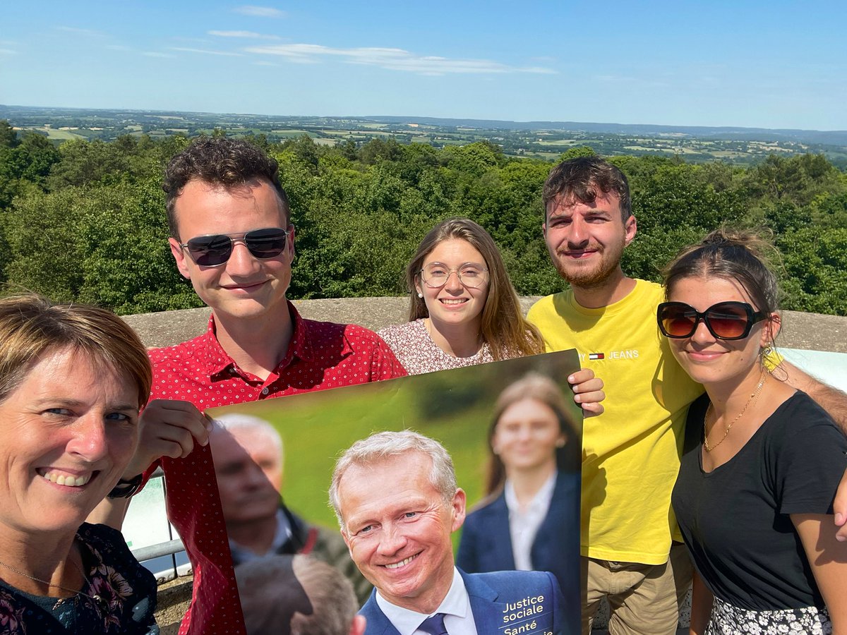Garot2022's tweet photo. Une halte pour prendre le frais (et de la hauteur) sur le point culminant de la circonscription, et de la Mayenne : le #GGtour nous a emmené aujourd’hui au Mont des Avaloirs, 417m. 
Elle est belle notre Mayenne ! 👍🏼 https://t.co/duQDi3XC6a