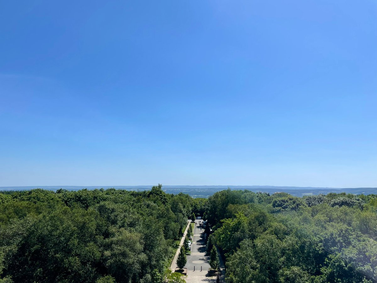 Garot2022's tweet photo. Une halte pour prendre le frais (et de la hauteur) sur le point culminant de la circonscription, et de la Mayenne : le #GGtour nous a emmené aujourd’hui au Mont des Avaloirs, 417m. 
Elle est belle notre Mayenne ! 👍🏼 https://t.co/duQDi3XC6a