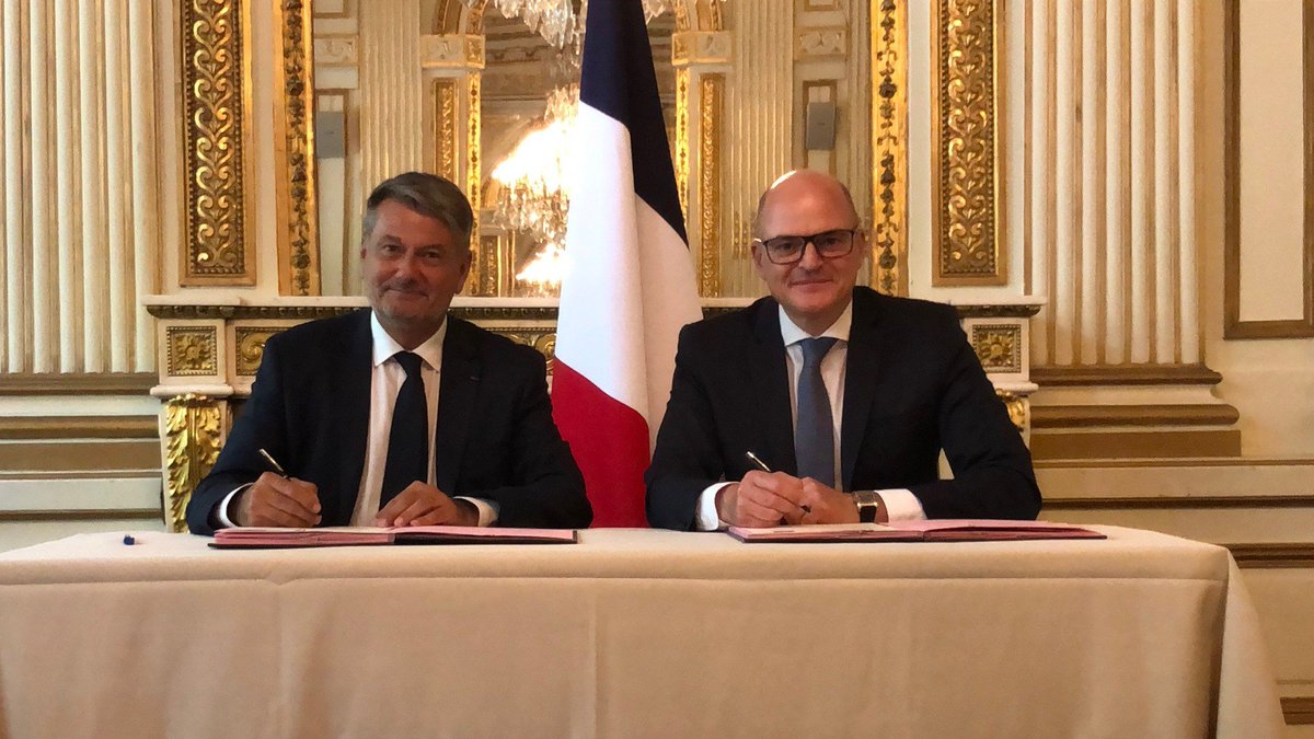 Après 5 années de collaboration positive sur le #DCM, le <a href="/Notaires_CSN/">Notaires de France</a> et le <a href="/CNBarreaux/">Conseil national des barreaux - les avocats</a> signent la convention qui officialise le lancement du #eDCM. Un travail commun qui aboutit à une nouvelle évolution technologique au service des Citoyens. #Divorce #notaires #avocats