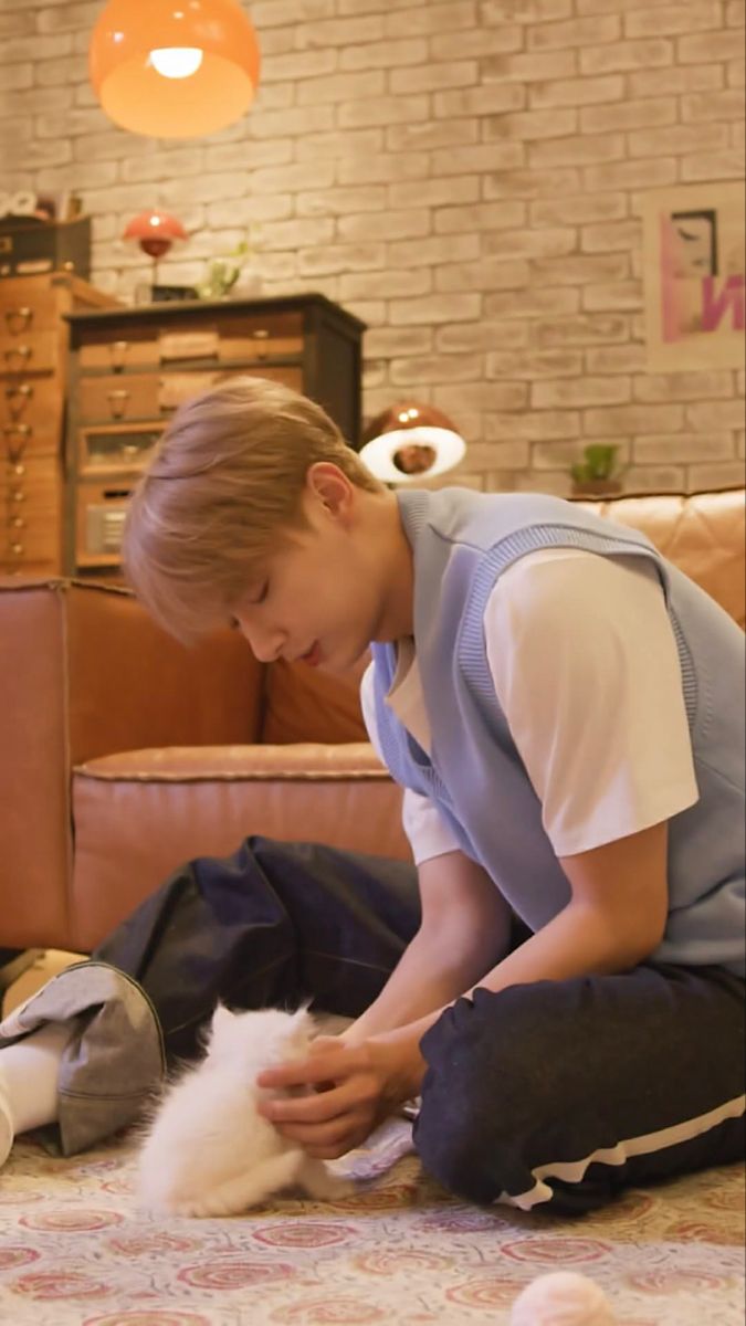 favsevary's tweet photo. Wonhui au

                     Blind date.

I always remember you. But i can't imagine you back in same situasion when i made for other couple for being together. I miss you https://t.co/gvI6bOT5ih