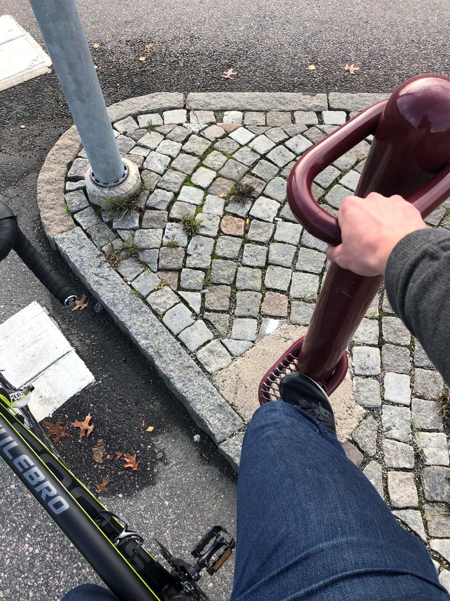 NaoCasanova's tweet photo. ¿En vuestras ciudades hay instalados soportes para que los ciclistas se apoyen mientras esperan delante de los semáforos🚦? https://t.co/hgq03zlz9o