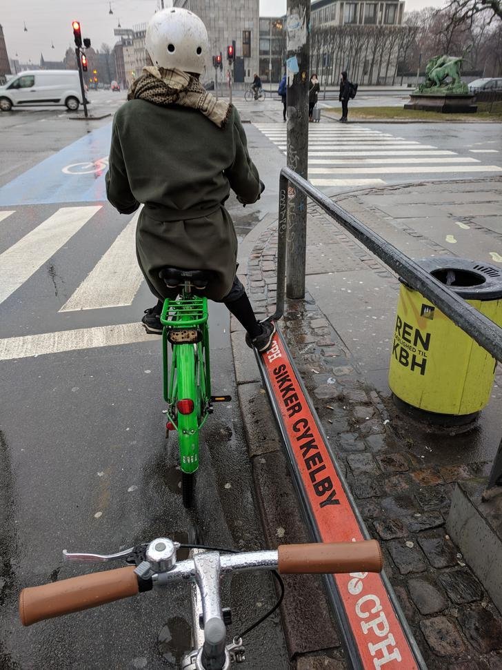 NaoCasanova's tweet photo. ¿En vuestras ciudades hay instalados soportes para que los ciclistas se apoyen mientras esperan delante de los semáforos🚦? https://t.co/hgq03zlz9o