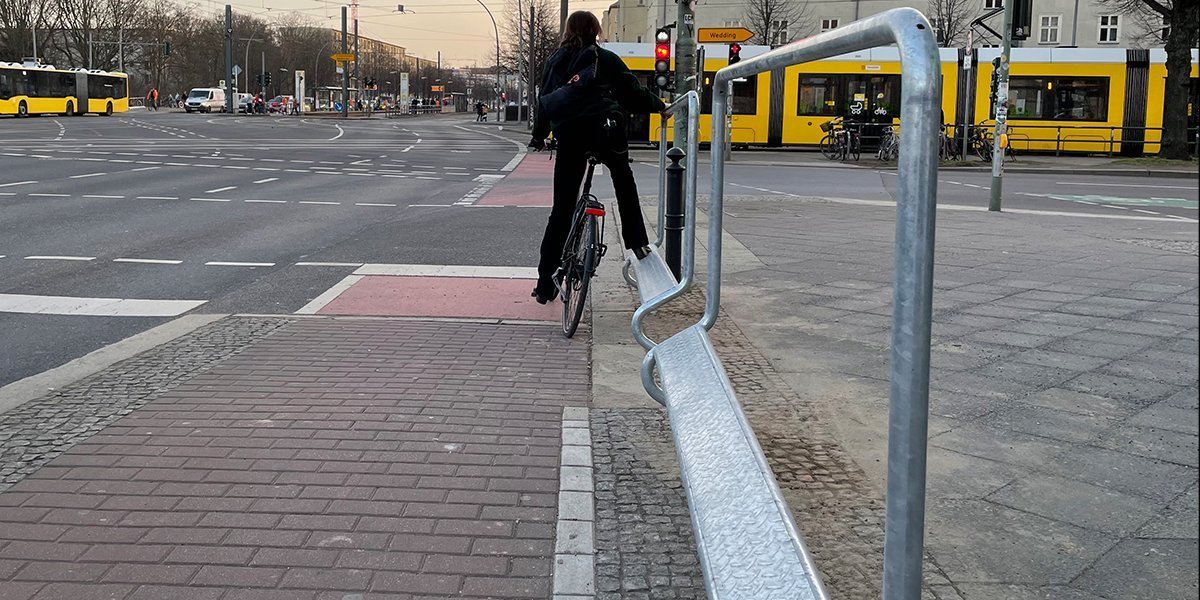 NaoCasanova's tweet photo. ¿En vuestras ciudades hay instalados soportes para que los ciclistas se apoyen mientras esperan delante de los semáforos🚦? https://t.co/hgq03zlz9o