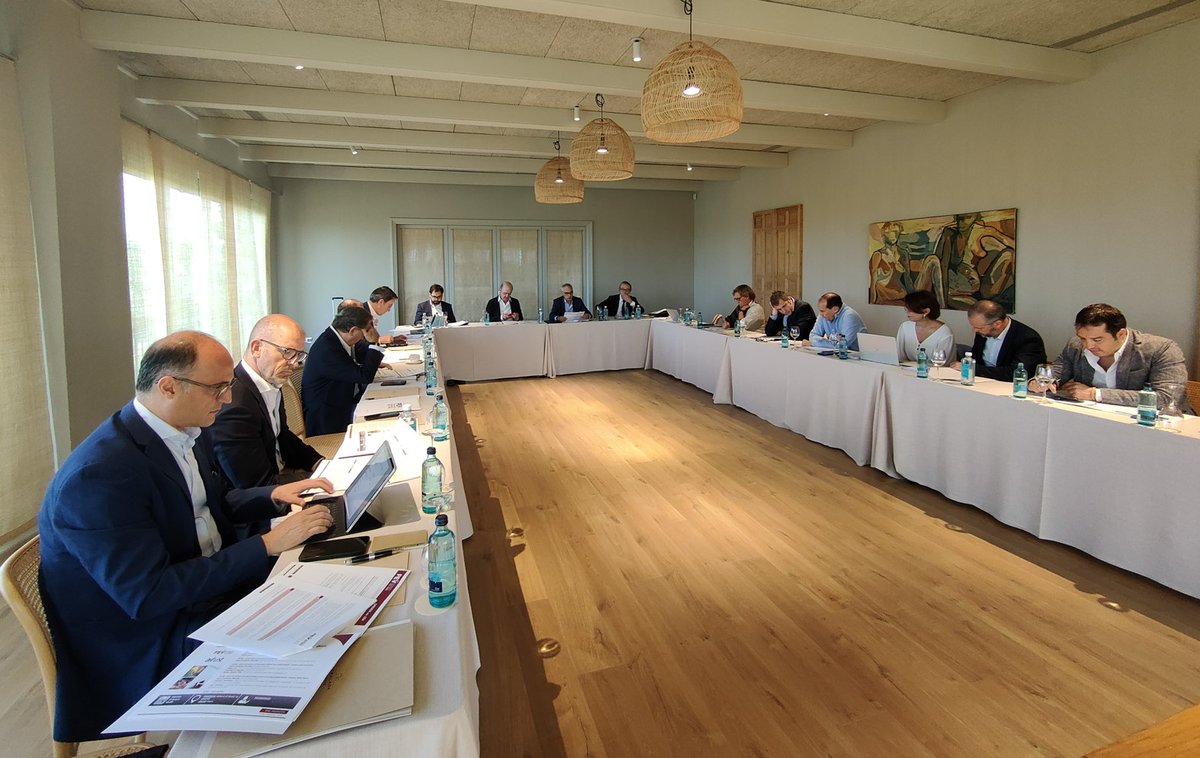 Preocupación generalizada por la proliferación de parques solares y eólicos.
La Comisión Ejecutiva de la FEV acaba de aprobar un manifiesto en defensa del paisaje del viñedo español ow.ly/2tTK50Jy2qk