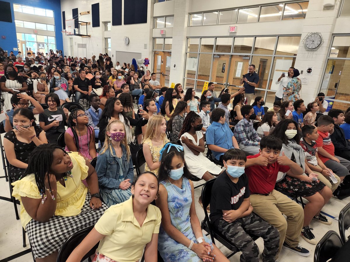 Solomon_PWCS's tweet photo. Off to middle school they go! But first, have a great summer! @JohnJenkinsEle1 #5thGradePromotion https://t.co/oEIJrYG5TS