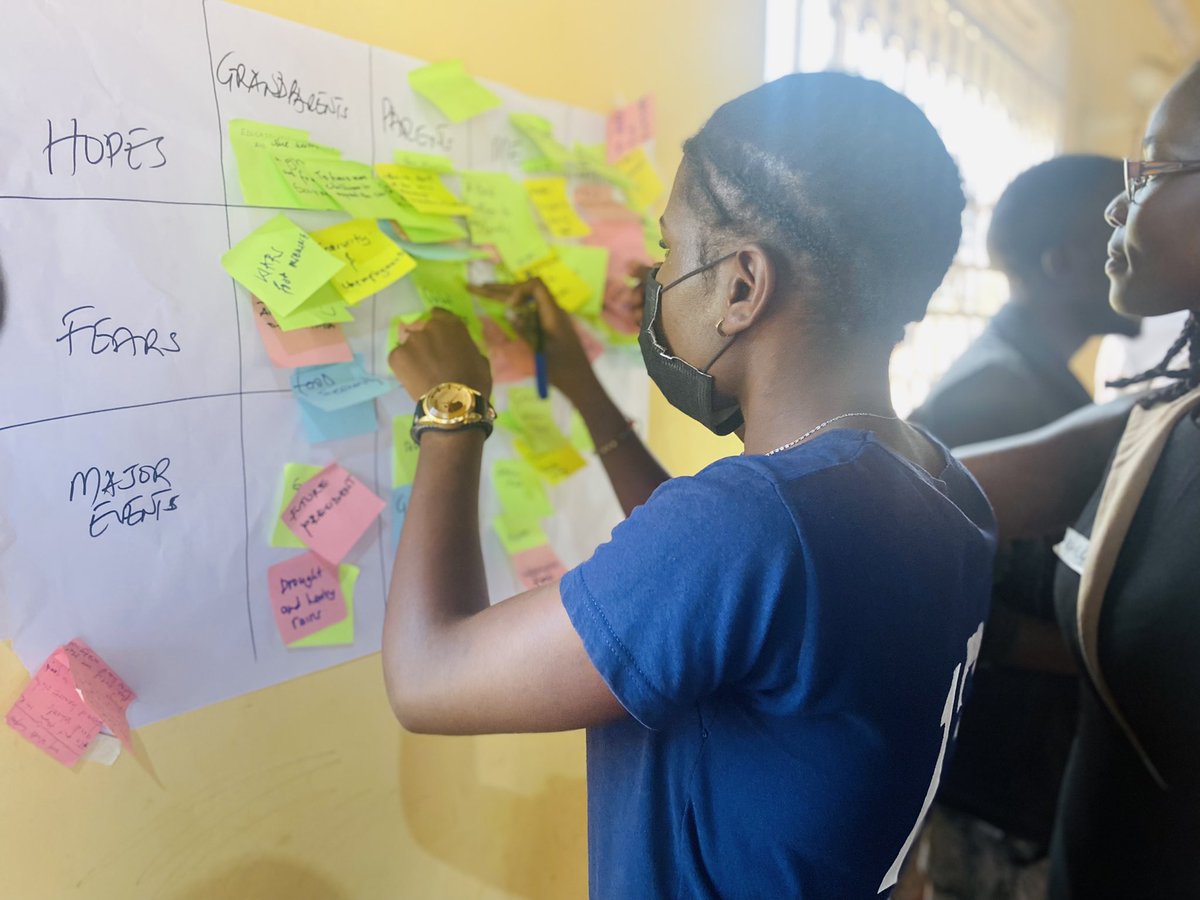 AfrikovationHub's tweet photo. Time to build green futures! 
Day 1/Future Thinking Workshop: Young people boldly imagined a food-secure future for Kunya Community where: 
🌱Every young person is an agripreneur
🌱Demo urban gardens across Kunya 
🌱Every household has a garden 
Dare Now! Become a futurist! https://t.co/KOVXHS2UpQ
