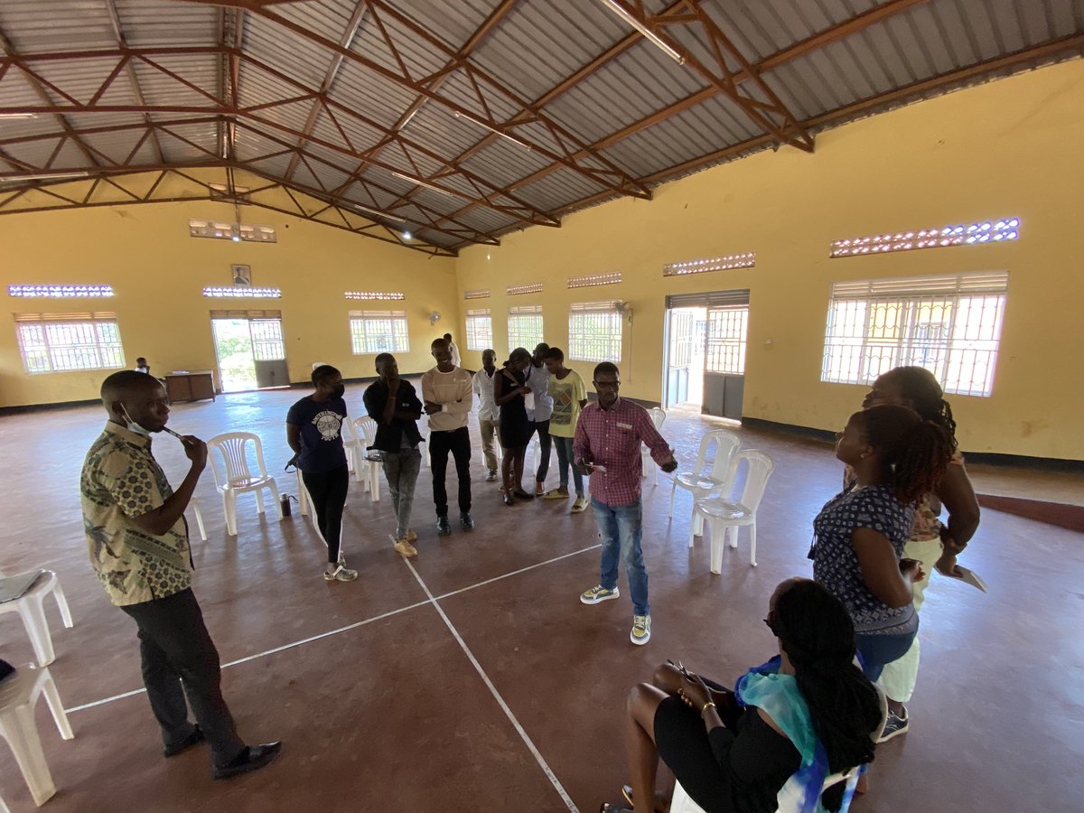 AfrikovationHub's tweet photo. Time to build green futures! 
Day 1/Future Thinking Workshop: Young people boldly imagined a food-secure future for Kunya Community where: 
🌱Every young person is an agripreneur
🌱Demo urban gardens across Kunya 
🌱Every household has a garden 
Dare Now! Become a futurist! https://t.co/KOVXHS2UpQ