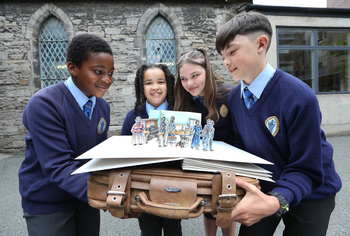 DublinGazette's tweet photo. ✍👒 We hope everybody is looking forward to
#Bloomsday2022 Darren, Aoibheann, Frankie & Matthew are summoning the Joycean spirit with @Branarteatar's exciting new pop-up book!🎭
👀📸⤵️ Some fab pics courtesy of Sasko Lazarov!
#Ulysses #JamesJoyce #childrenslit #Branar https://t.co/y2ylbOVtIK