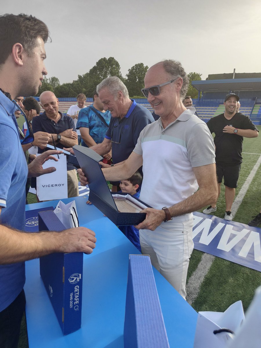 LaBaseGTF's tweet photo. Hoy hemos tenido triple despedida en la Ciudad Deportiva. Fernando Romera (Dir. Escuela), Manolo García (Scouting) y JA Luengo (Psicólogo) han recibido un obsequio de parte del Club por todos sus años de trabajo en nuestra Escuela. 🥳

¡Muchas gracias a los tres! 👏 https://t.co/xp0ugy5qGP