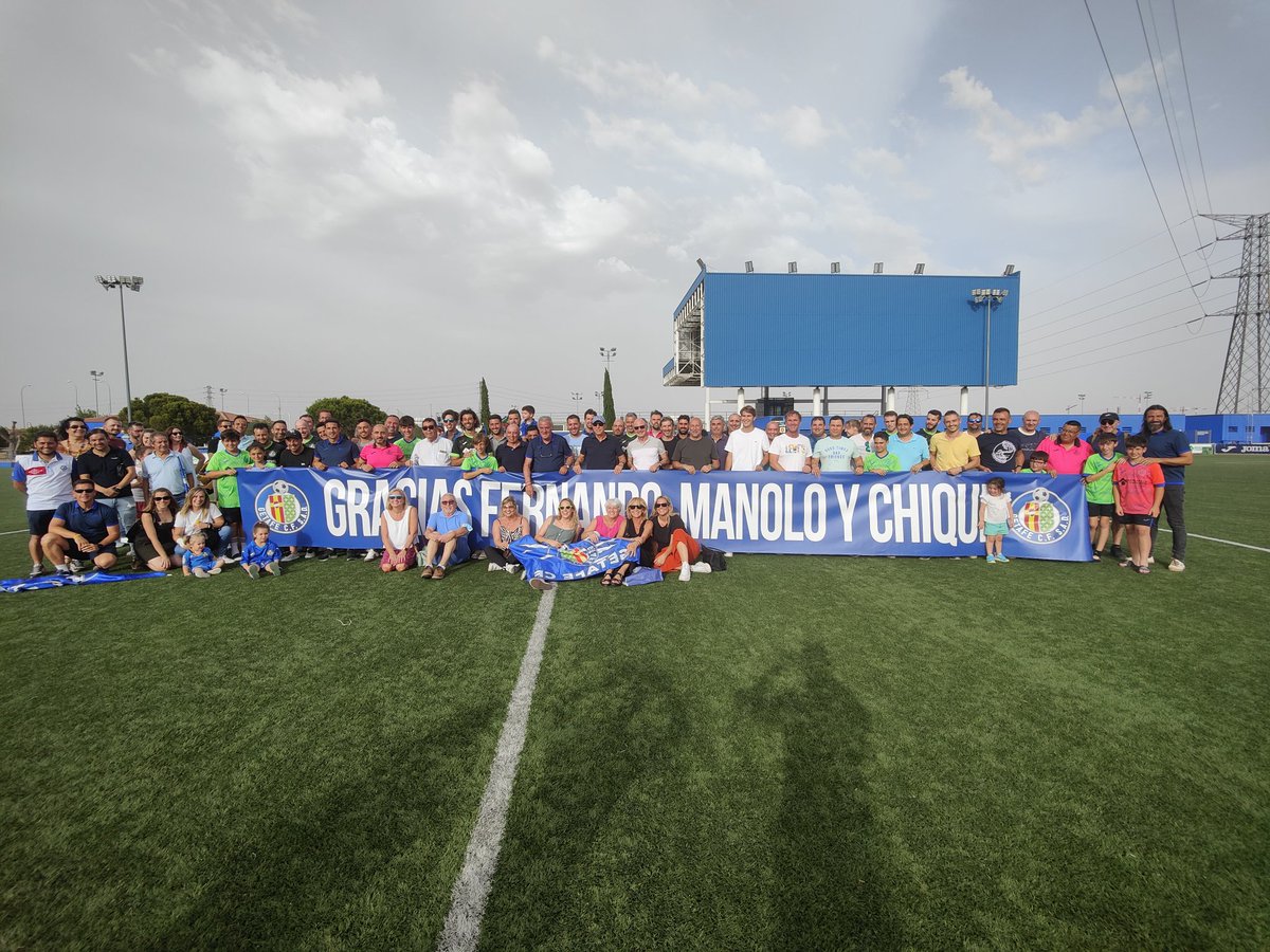 LaBaseGTF's tweet photo. Hoy hemos tenido triple despedida en la Ciudad Deportiva. Fernando Romera (Dir. Escuela), Manolo García (Scouting) y JA Luengo (Psicólogo) han recibido un obsequio de parte del Club por todos sus años de trabajo en nuestra Escuela. 🥳

¡Muchas gracias a los tres! 👏 https://t.co/xp0ugy5qGP