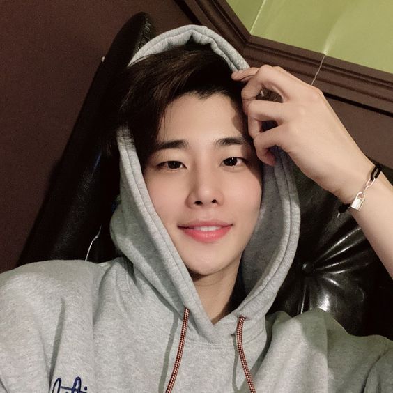 Beilschmidt_Rod's tweet photo. "Fase 5: Quantos dentes de leão..." [#Myungbin] FINALIZADO. #ASTRO #MJ #Myungjun #MOONBIN #fanfic #RodB 
(ÚLTIMA parte... 🥲💙)

Wattpad: https://t.co/sdsFFjcfpB 
Spirit: https://t.co/5C0Fpu8mET https://t.co/fuTvFgvfqW